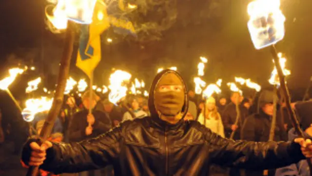 د محکمې له پریکړې وروسته قهرجنو لاریون کوونکو د هغو بسونو د تلو مخه ونیوله چې پولیس یې لیږدول