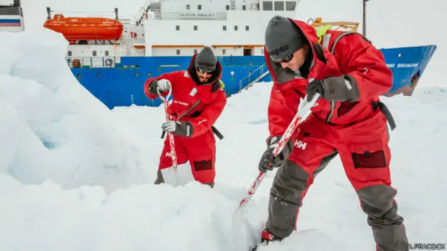 澳大利亚新南威尔士大学科学家正为直升机营救行动整理停机位(31/12/2013)