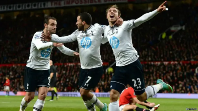 Para pemain Tottenham Hotspur merayakan kemenangan atas MU.