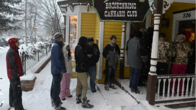 Warga Colorado telah antri untuk membeli mariyuana di toko-toko. 