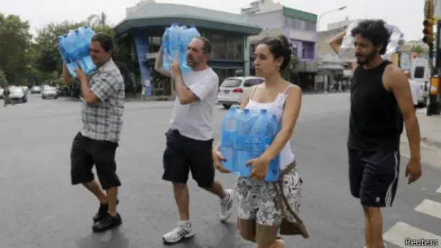 Warga Argentina menghadapi gelombang panas terburuk sejak 1906.