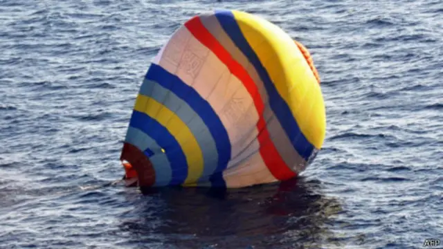 落在釣魚島附近海域的中國熱氣球（日本海上保安廳圖片1/1/2014）