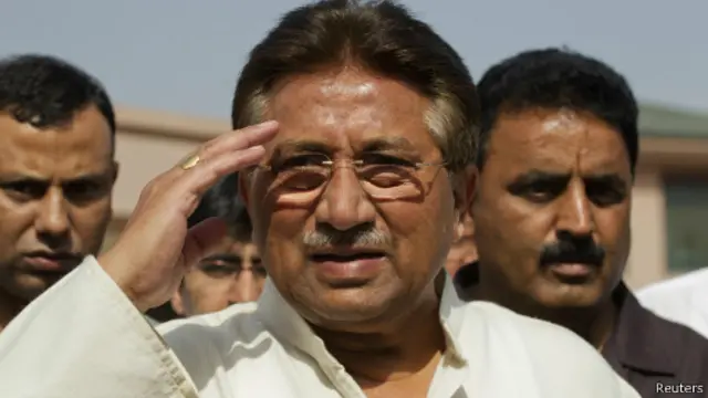 پہلے مشرف کے وکلا کا موقف تھا کہ ایمرجنسی اُس وقت کے وزیر اعظم شوکت عزیز کے خفیہ خط پر لگائی گئی تھی جو اُس وقت کی عدلیہ کی رویے کے بارے میں تھا