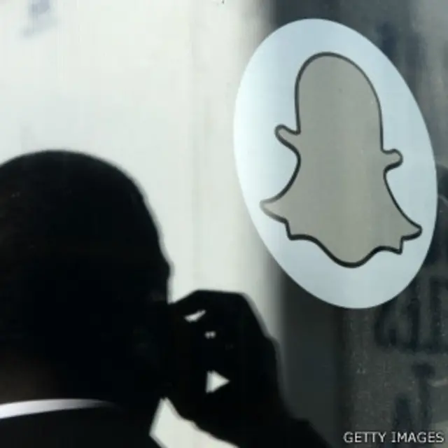 美国加州威尼斯Snapchat总部外一名男子使用手机(14/11/2013)