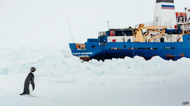 کشتی روسی از بیش از یک هفته پیش در یخ‌های قطبی گرفتار آمده است