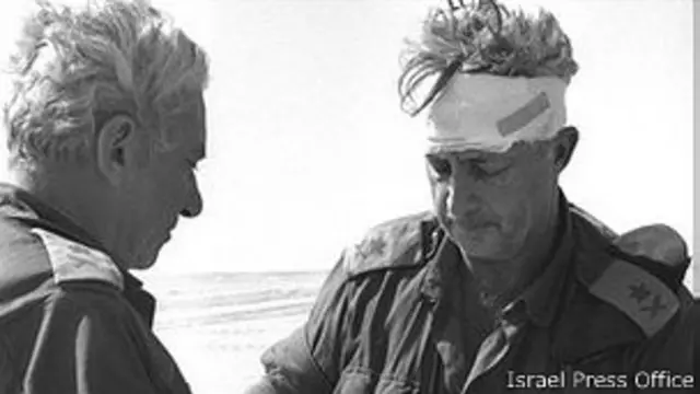 Ариэль Шарон с сослуживцами на Синае