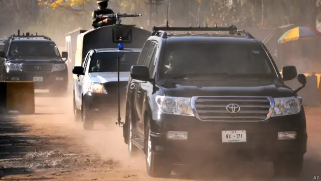 اسلام آباد پولیس پرویز مشرف کے خلاف غداری کے مقدمے کی سماعت کرنے والی عدالت کو آگاہ کرچکی ہے کہ اُس کے پاس بُلٹ پروف گاڑی تو موجود ہے لیکن دھماکہ خیز مواد سے بچاؤ کے لیے گاڑی موجود نہیں ہے