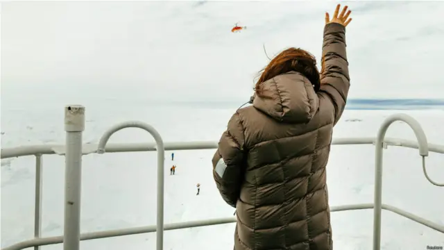 ویل کېدل، چې د موسم له خرابېدو سره سم باید د بېړۍ کسان له هوايي لارې چینايي بېړۍ شوې لانګ ته راوړل شوي وايي، خو وروسته وویل شول، چې هغه بېړۍ هم کنګل کې نښتې.