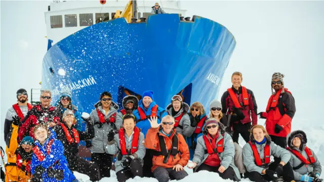 رپوټونو کې ویل شوې، بېړۍ کې ۷۴ کسان دي، چې سیلانیان او ساینسپوهان پکې شامل دي.