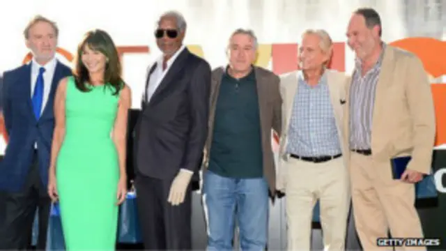 نجوم الفيلم في صورة تذكارية.