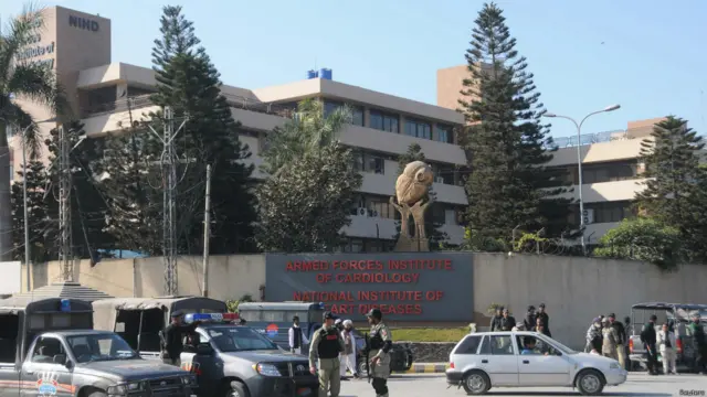 راولپنڈی میں فوج کے ادارۂ امراض قلب جہاں پرویز مشرف کو دل کی تکلیف کے باعث طبی معائنے کے لیے لے جایا گیا ہے۔