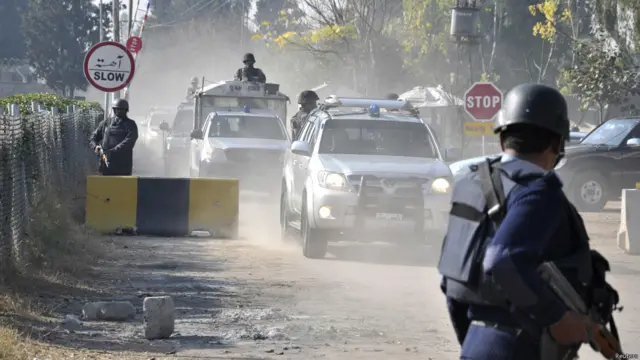 اس انتہائی سخت سکیورٹی کے حصار میں ہی انھیں عدالت لے جایا جا رہا تھا کہ راستے میں انھیں دل کی تکلیف ہو گئی اور وہ ہسپتال پہنچ گئے۔