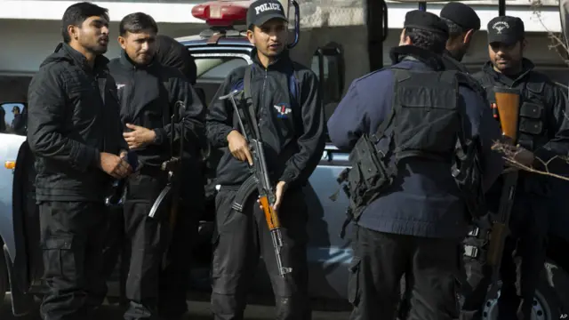 مشرف کی سکیورٹی کے لیے دو ہزار کے قربب فوج اور پولیس کے اہلکار تعینات کیے گئے ہیں۔