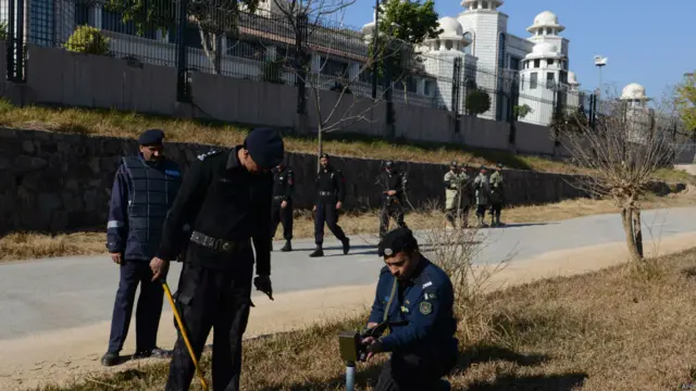 مشرف کی پیشی کے موقع پر بم یا کسی دھماکہ خیز مواد کا پتہ لگانے کے لیے پورے علاقے کے چپے چپے کی تلاشی لی جاتی ہے۔