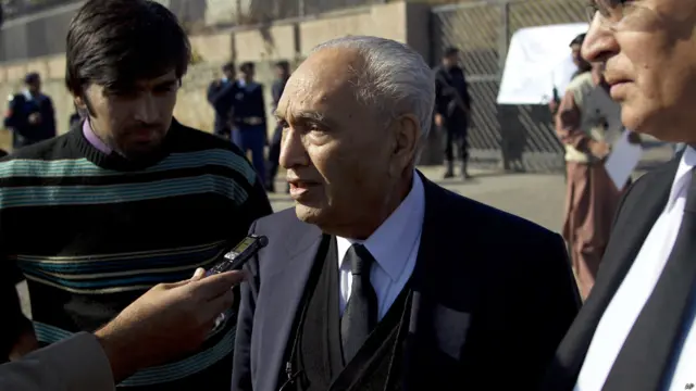 مشرف کے وکلاء کی سربراہی شریف الدین پیرزادہ کر رہے ہیں جن کا فوجی حکومتوں کے دوران ہمیشہ ہی بہت اہم کردار رہا ہے۔