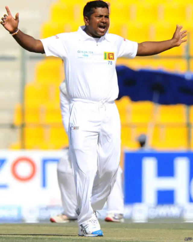 رنگنا ہیراتھ نے تین وکٹیں حاصل کیں۔ 