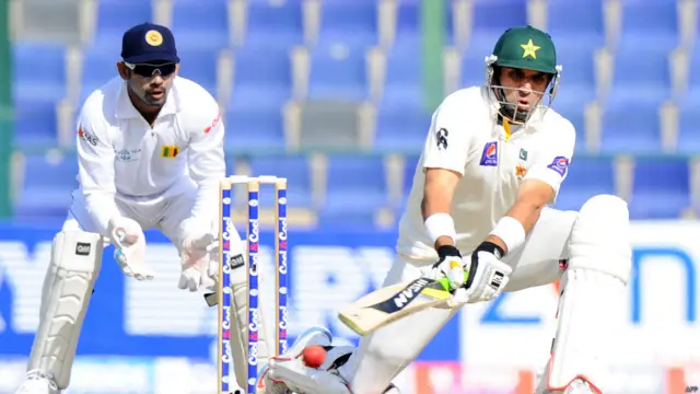 پاکستان اور سری لنکا کے درمیان پہلے ٹیسٹ میچ کے تیسرے روز مصباح الحق 135 رنز سکور کر کے ہیراتھ کے ہاتھوں آؤٹ ہوئے۔ 