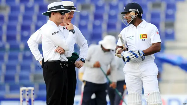 سری لنکا کے کھلاڑی کمار سنگاکارا امپائرز کے ساتھ بات چیت کرتے ہوئے۔ کمار نے 55 رنز سکور کیے۔ 