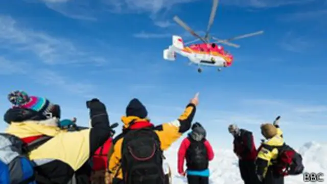 Вертолет эвакуирует первую группу с "Академика Шокальского"