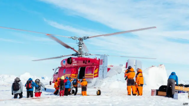 ہم آسٹریلوی آئس بریکر ارورا اوسٹریلس پر باحفاظت پہنچ گئے ہیں اور ہم چینی ہیلی کاپٹر کے بہت شکر گزار ہیں: مہم کے سربراہ کرس ٹرنی