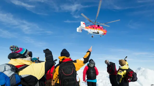 Helikopter penyelamat di Antartika, Andrew Peacock / www.footloosefotography.com