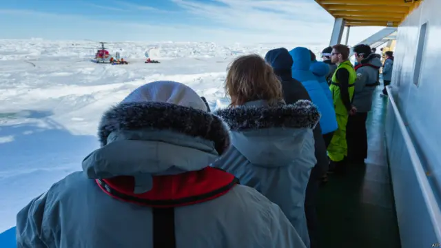 Para penumpang yang terdampar di Antartika diselamatkan, Andrew Peacock / www.footloosefotography.com