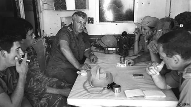 Sharon já como comandante, em 1967, pouco antes da Guerra dos Seis Dias
