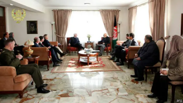 هیات سنای آمریکا با حامد کرزی در مورد امضای موافقتنامه امنیتی و زندانیان بگرام، به تفصیل صحبت کرد