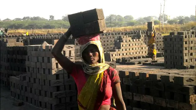 لوگ خاندانوں کی صورت میں مزدوری کرتے ہیں