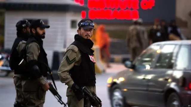 راولپنڈی کی مال روڈ پر اے ایف آئی سی جہاں مشرف کو دل کے معائنہ کے لیے لے جایا گیا سکیورٹی اقدامات سخت کر دیے گئے۔