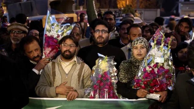 ہپستال کے باہر جنرل ریٹائرڈ مشرف کے چند حامی بھی جمع ہو گئے۔