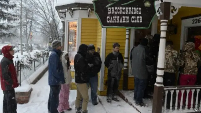 顾客在科罗拉多州销售大麻的商店门口排队。