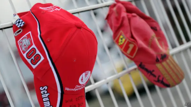 У больницы, где находится Шумахер