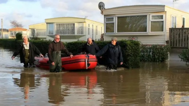 الحكومة البريطانية تقول إن العمل جار لضمان استعداد الأجهزة المختصة للتعامل مع الفيضانات.