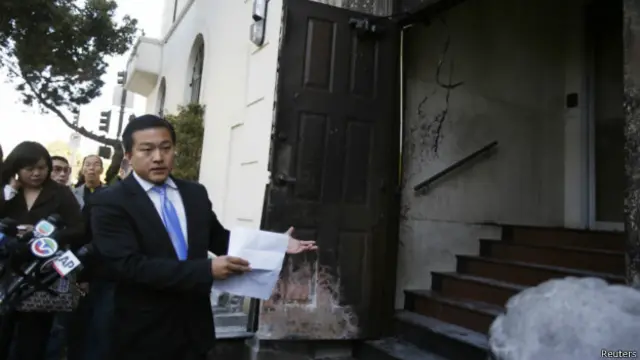 中国驻旧金山总领馆发言人王川在案发现场举行新闻发布会（02/01/2014）