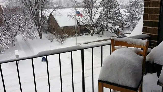 امریکہ کے شمال مشرقی علاقوں میں برفانی طوفان کے بعد رہائشیوں سے کہا گیا ہے کہ وہ اپنے گھروں سے باہر نہ نکلیں۔