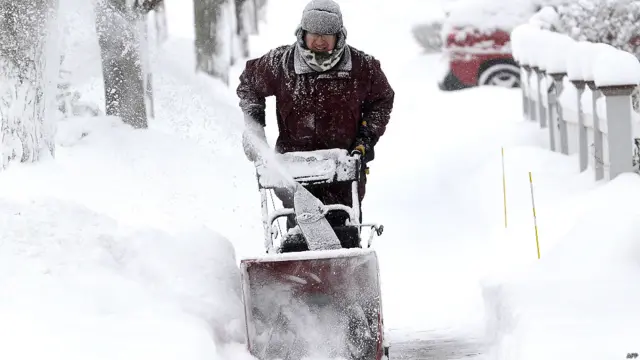 دوسری جانب امریکہ کے ہمسایہ ملک کینیڈا کے بعض علاقوں میں درجہ حرات منفی 46 تک گر گیا ہے۔