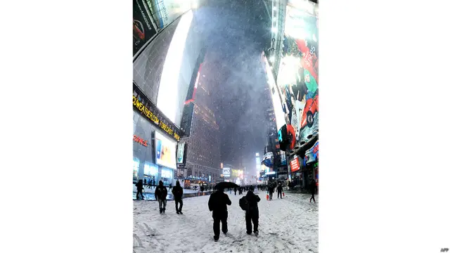 امریکی محکمۂ موسمیات کے مطابق ملک کے شمال مشرقی علاقوں میں کئی انچ تک برف پڑ چکی ہے لیکن برفانی طوفان جمعرات کی شام سے زیادہ شدت اختیار کرے گا۔