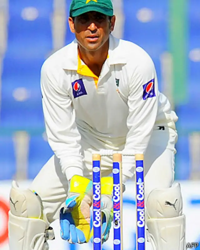 یونس خان عدنان اکمل کی جگہ وکٹ کیپنگ کر رہے ہیں