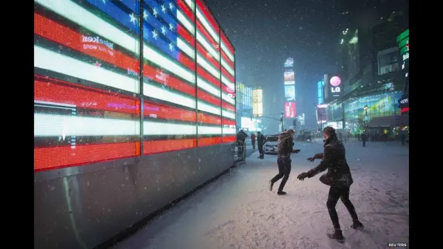 شمال مشرقی امریکہ کوشدید برفانی طوفان نے اپنی زد میں لیا ہوا ہے۔ نیویارک میں لوگ برف باری سے محظوظ ہو رہے ہیں لیکن حکام نے انھیں گھروں میں رہنے کی ہدایت کی ہے اور کہا ہے کہ موسم مزید خراب ہو سکتا ہے۔