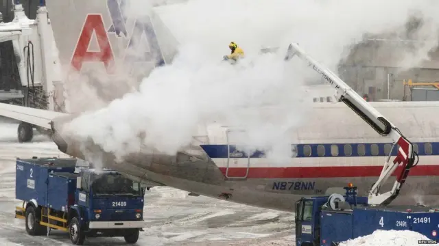 2200 پروازیں معطل ہو چکی ہے اور جمعے کو ایک ہزار مزید پروازیں منسوخ کی جا رہی ہیں۔