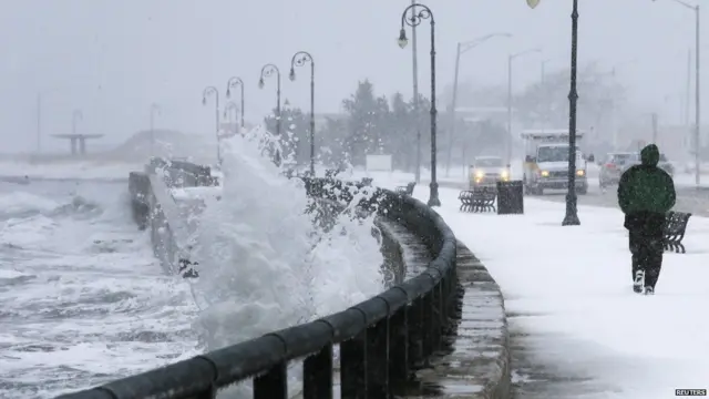 میساچوسٹس میں ساحل سے ٹکراتی سمندر کی بے قابو موجیں۔ 