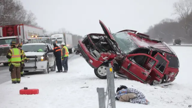 برف باری اور خراب موسمی حالات کی وجہ سے کئی جگہوں پر حادثات بھی پیش آئے ہیں لیکن ہنگامی امداد والے ادارے خراب موسمی حالات کے باوجود پوری طرح سرگرم اور چوکس ہیں۔