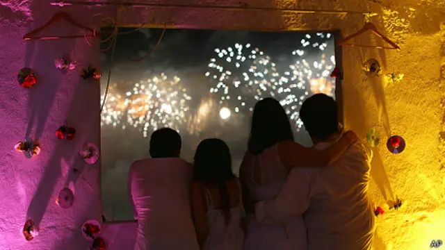 Familia mirando fuegos artificiales