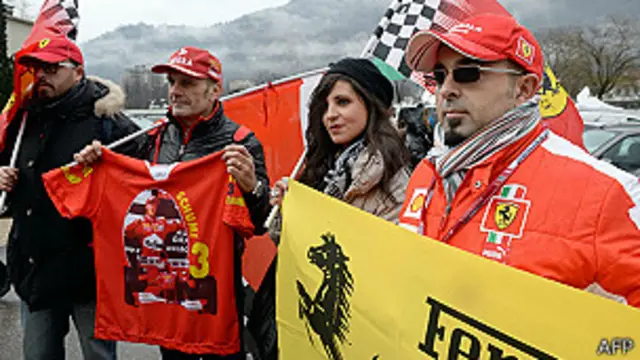 Seguidores de Schumacher con banderas de Ferrari