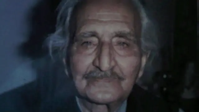 خان عبدالغني خان په ۱۹۱۴ کال کې د پښتونخوا په چارسدې ولسوالۍ کې زېږېدلی و.