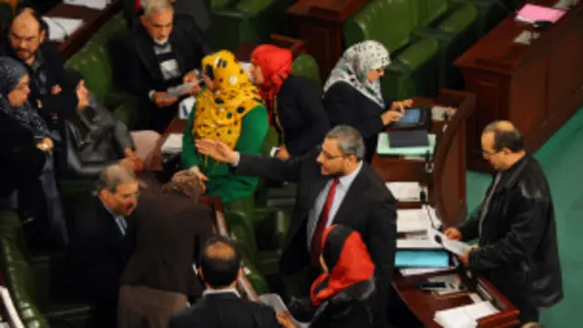 بعض اعضاء البرلمان في الجلسة الاولى للتصويت على الدستور