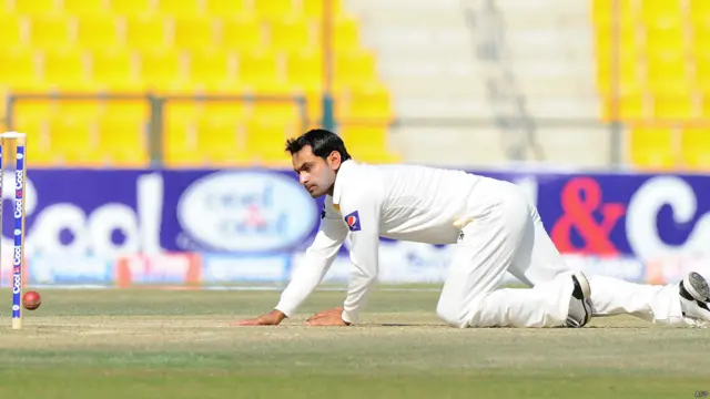 پاکستانی فیلڈر محمد حفیظ فیلڈنگ کرنے کی کوشش میں۔ 