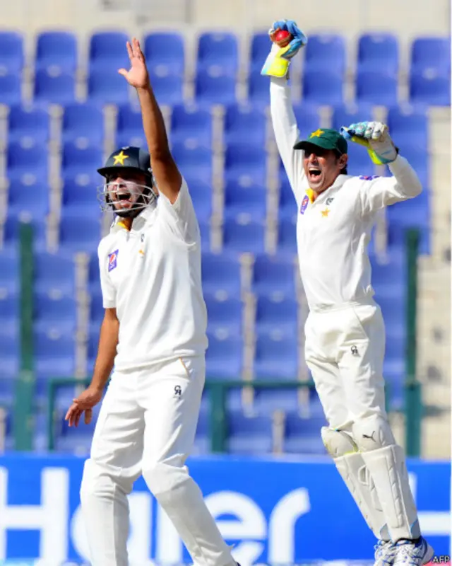 پاکستانی کھلاڑی سری لنکا کے بیٹسمین چندی مل کے خلاف کیچ کی اپیل کرتے ہوئے۔ 