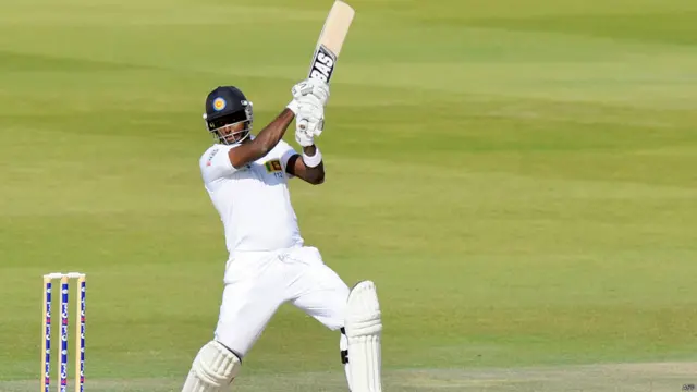 سری لنکا کے کپتان میتھیوز نے شاندار بیٹنگ کا مظاہرہ کرتے ہوئے سنچری سکور کی۔